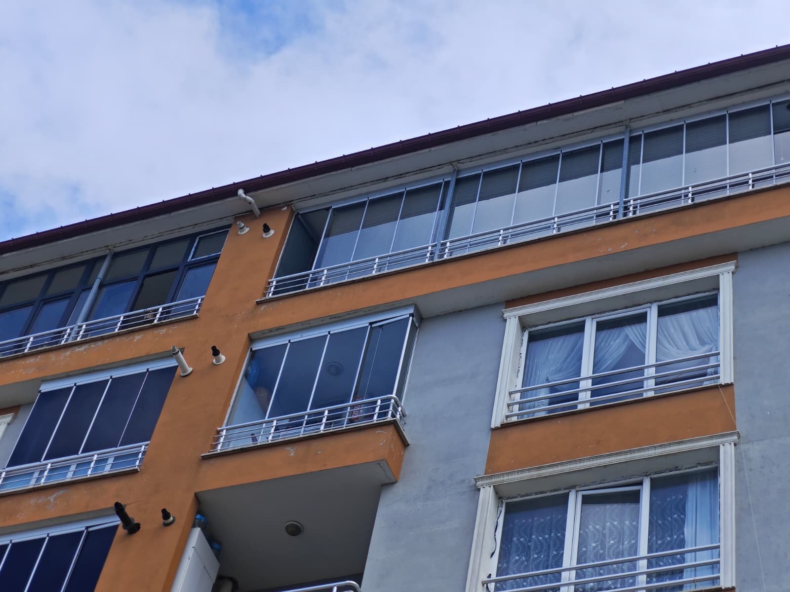 MABEL'DEN ARSİNDE BELEDİYE YAKININDA DOĞALGAZLI ASANSÖRLÜ DENİZ MANZARALI 2+1 KİRACILI DAİRE